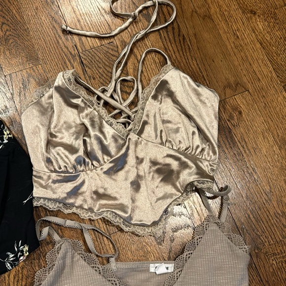 Garage bundle of 5 cropped tops and a white cropped sweatshirt various sizes - Picture 6 of 7